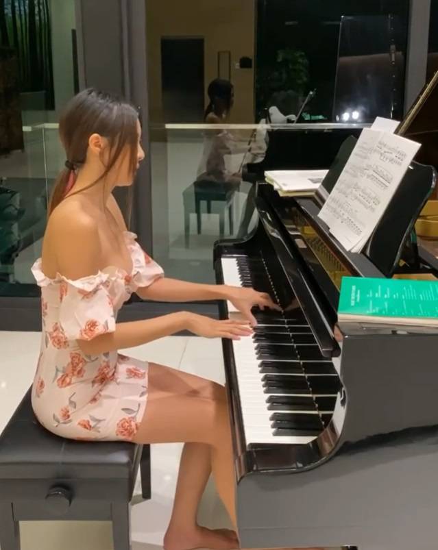 李元玲分享彈琴影片。（翻攝自Instagram）