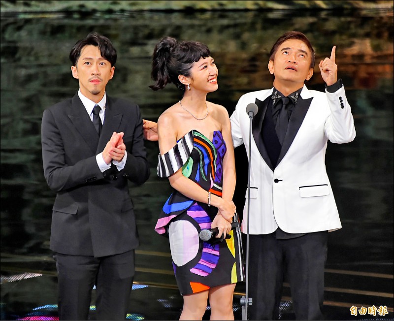 吳宗憲（右起）、Lulu及陳漢典主持《綜藝大熱門》入圍3次首度敲響金鐘。（影藝中心攝影組攝）