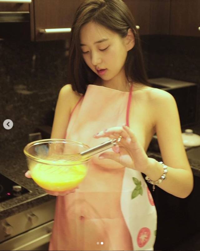 申才恩下廚做蛋捲，圍裙升級。（翻攝自Instagram）