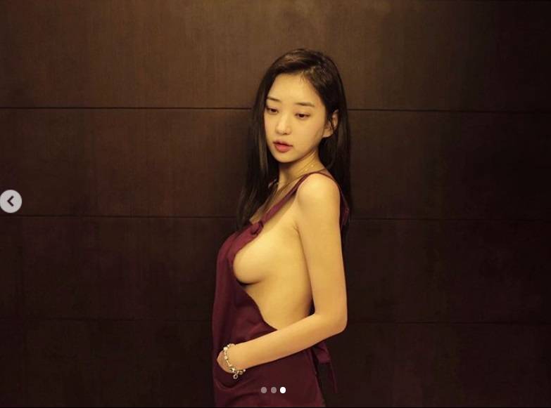 申才恩上月才挑戰裸體圍裙。（翻攝自Instagram）