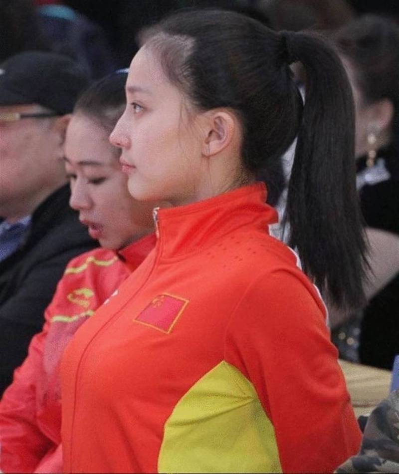 張豆豆因挺胸照爆紅。（翻攝自微博）