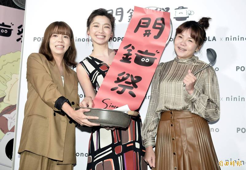 邵庭加盟火鍋記者會；邵庭（中）和「欸你這週要幹嘛」Ariel（左）、妹妹。（記者陳奕全攝）