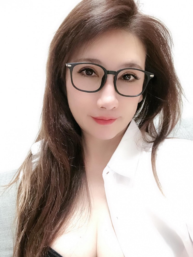 陳子璇曬出半露酥胸的辣照。（翻攝自臉書）