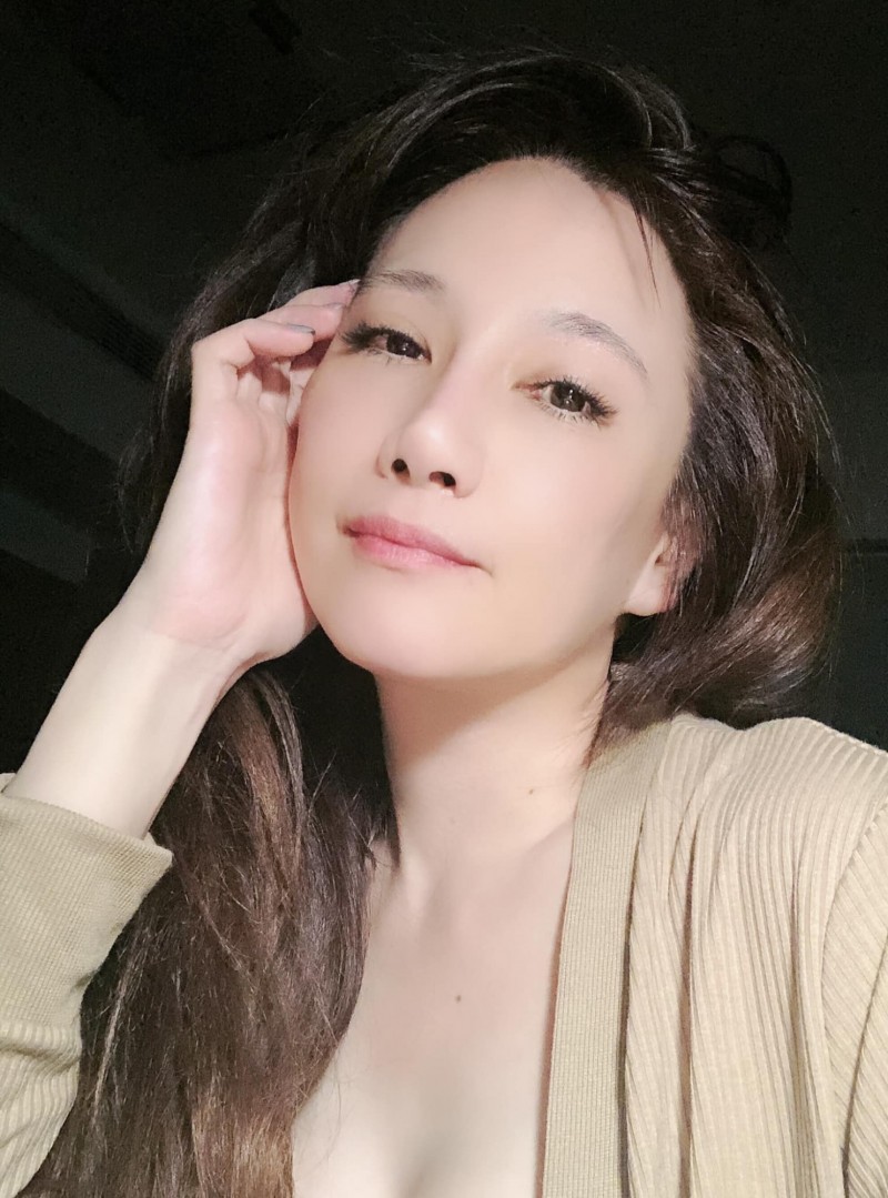 陳子璇先前分享撩髮性感照。（翻攝自臉書）