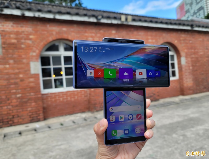 LG WING順時針旋轉成「T字」，進而變形雙螢幕手機。（記者吳佩樺攝）