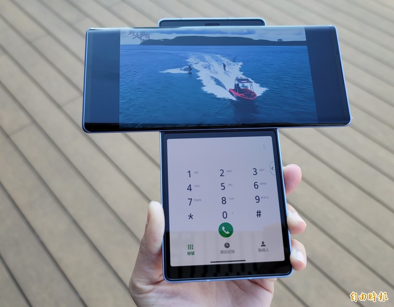 LG WING的雙螢幕能獨立操作，或者擴展1個應用程式在2個螢幕上。（記者吳佩樺攝）