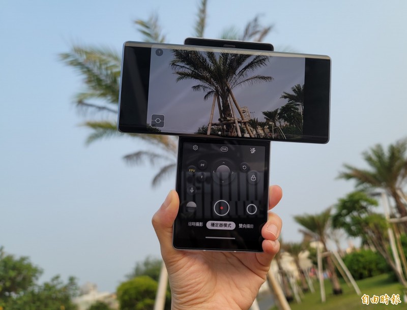 LG WING首創內建手持穩定器，把下螢幕當作握把，直接變身拍片神器。（記者吳佩樺攝）
