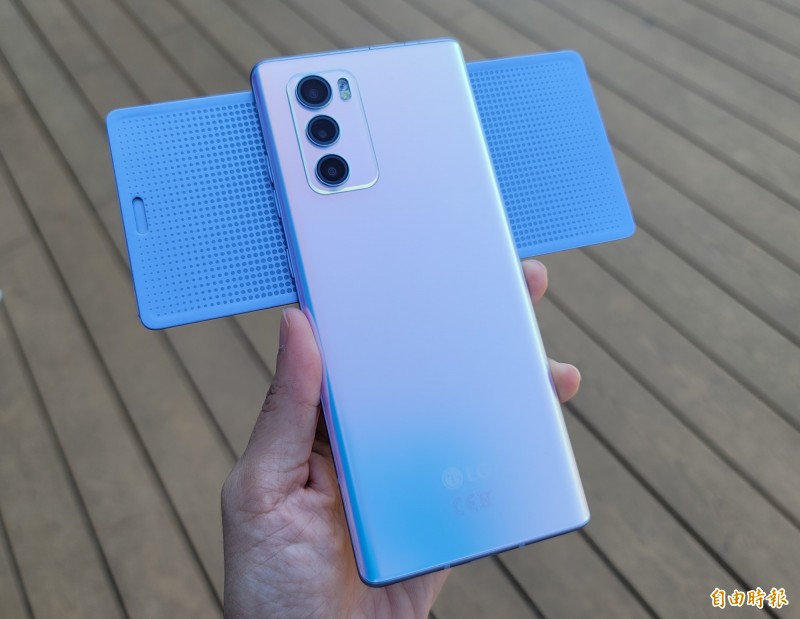 LG WING擁有後3鏡頭，最高6,400萬畫素。（記者吳佩樺攝）
