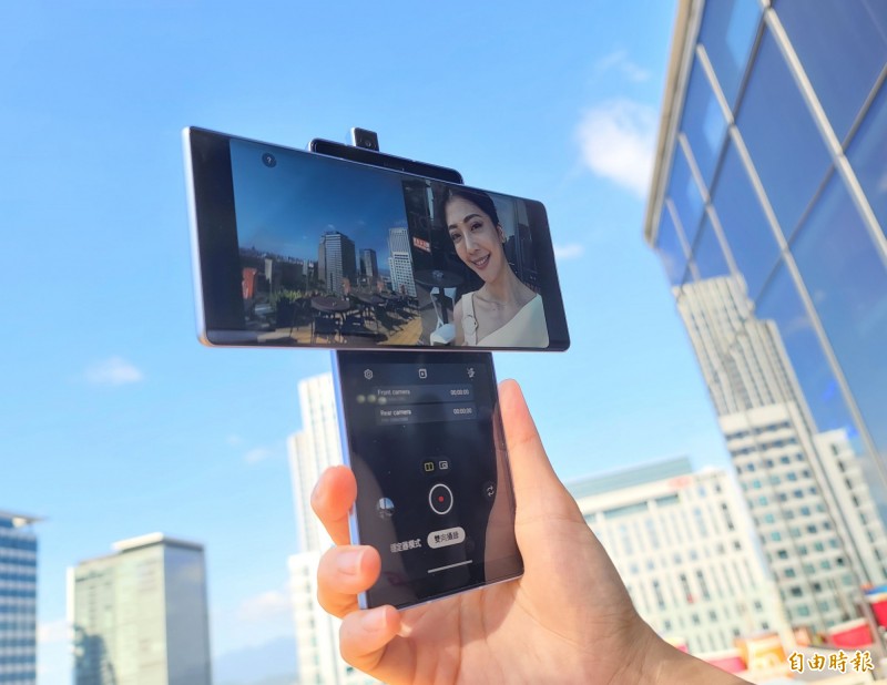 LG WING自拍搭載3,200萬伸縮鏡頭。（記者吳佩樺攝）