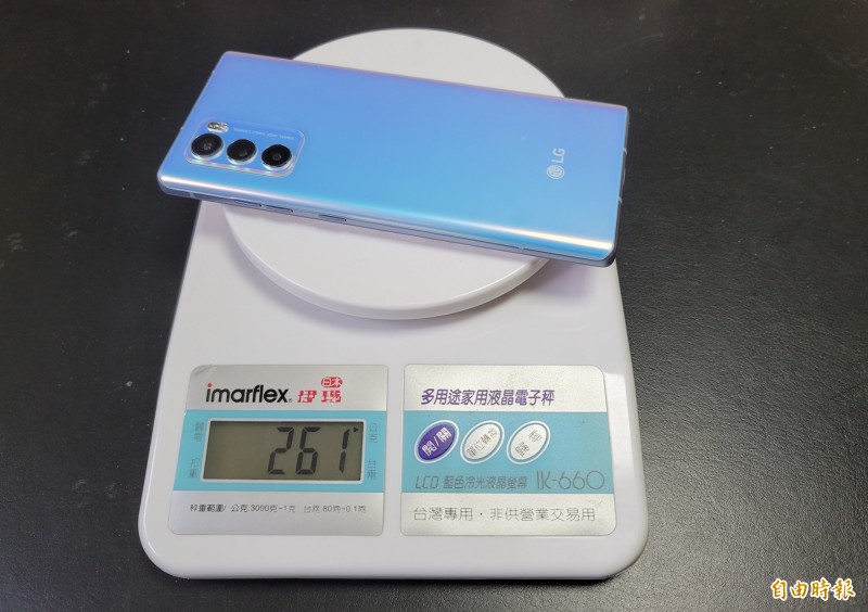 LG WING實測重量約260公克。（記者吳佩樺攝）