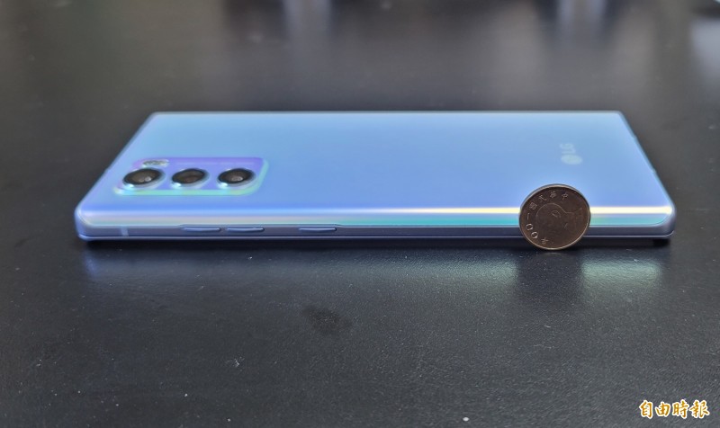 LG WING機身厚度約10.9公厘。（記者吳佩樺攝）