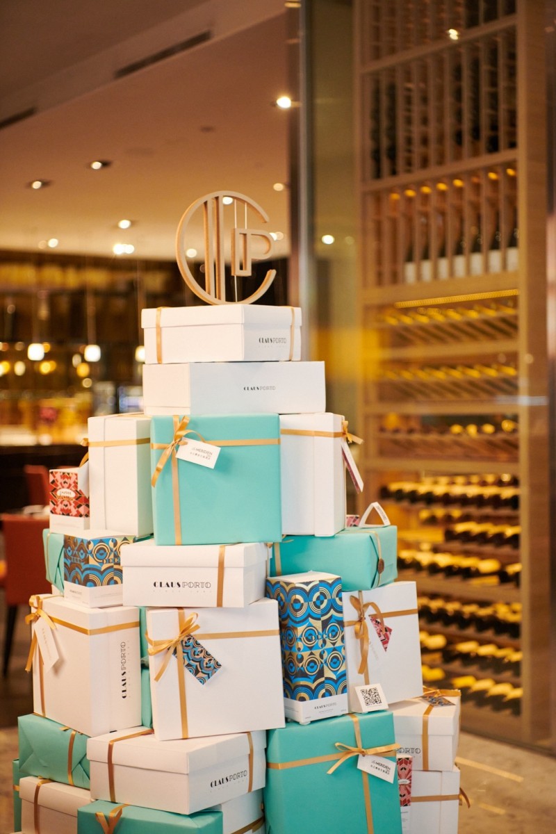 以艾美酒店的識別色與CLAUS PORTO繽紛幾何包裝相呼應，打造高低起伏的耶誕樹。（DAVID &amp; MAISIE提供）