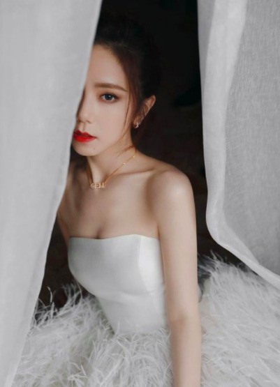 鄧紫棋穿白紗禮服被歌迷催婚。（翻攝自IG）