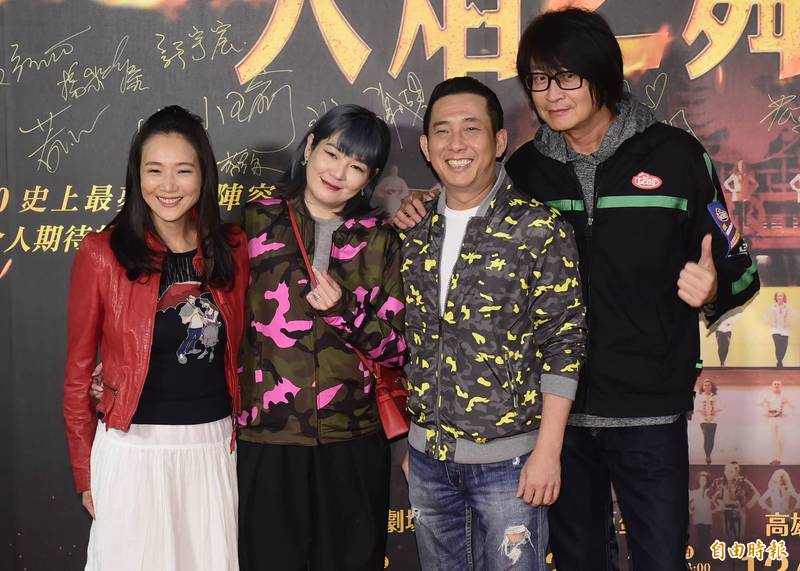 游鴻明（右起）、屈中恆、Vicky和張本渝一同前來觀劇。（記者潘少棠攝）