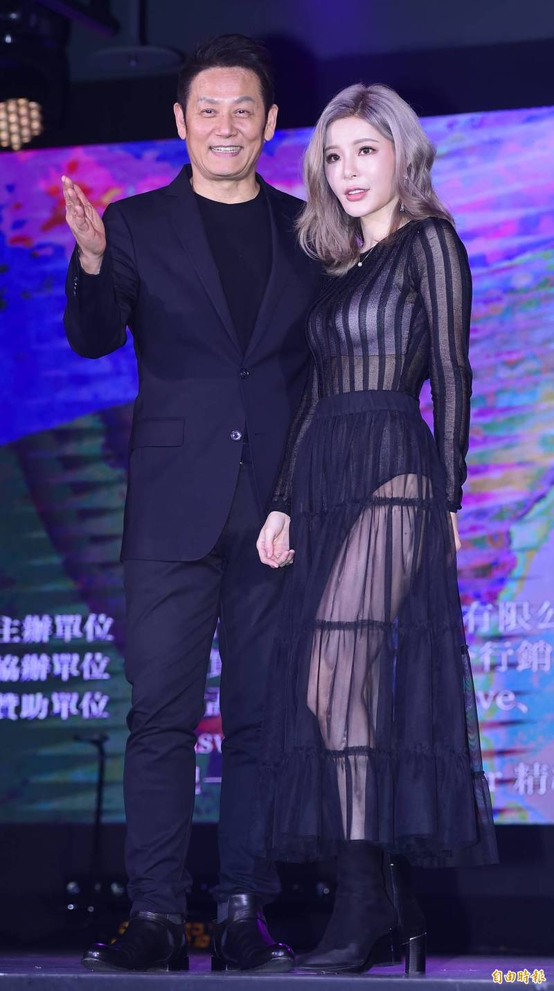 孟慶而單曲發表　徐乃麟（左）到場站台。（記者潘少棠攝）