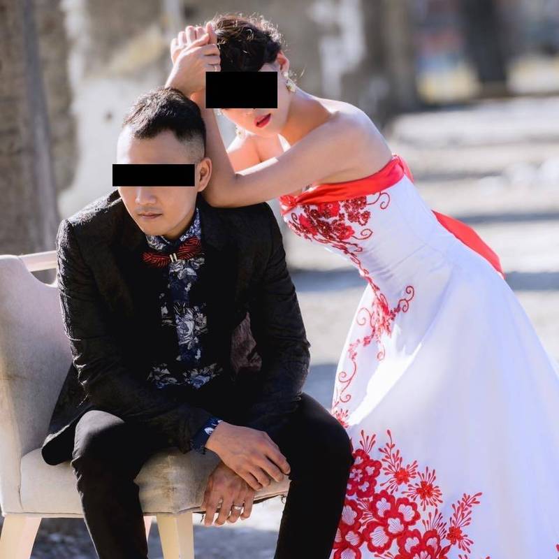 郭主義的愛女（右）與老公去年已拍好婚紗。（翻攝自臉書）