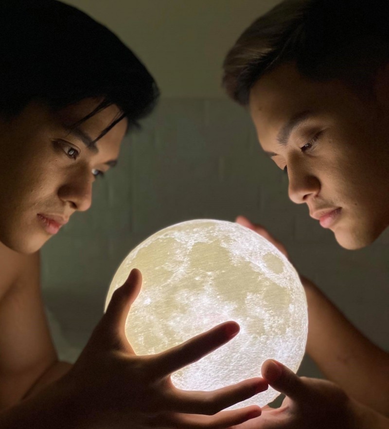 《穿越情書遇見你》橫跨半世紀穿越戀情，起因於「超級月亮」的神祕事件。（杰德影音提供）