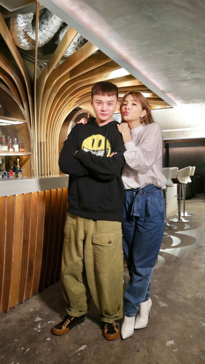 Ella（右）第一次見面就對許富凱很熱情。（民視提供）