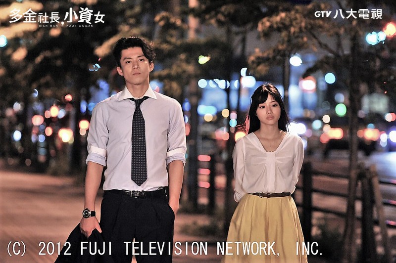 小栗旬（左）、石原聰美戲中突破社經地位談起「格差戀愛」。（八大電視提供）