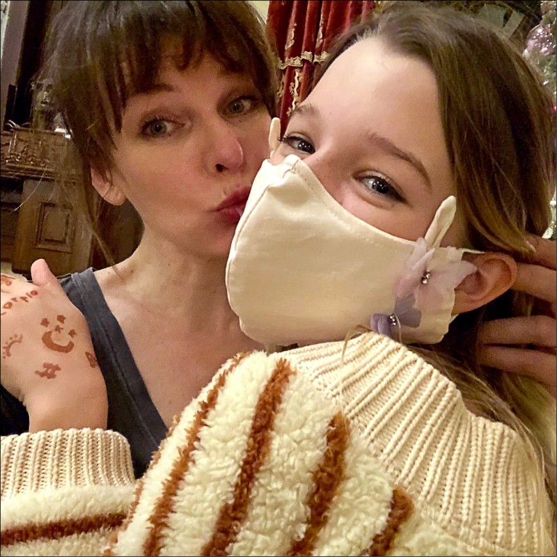 蜜拉喬娃維琪分享和女兒合照，並許下新年願望。（翻攝自IG）