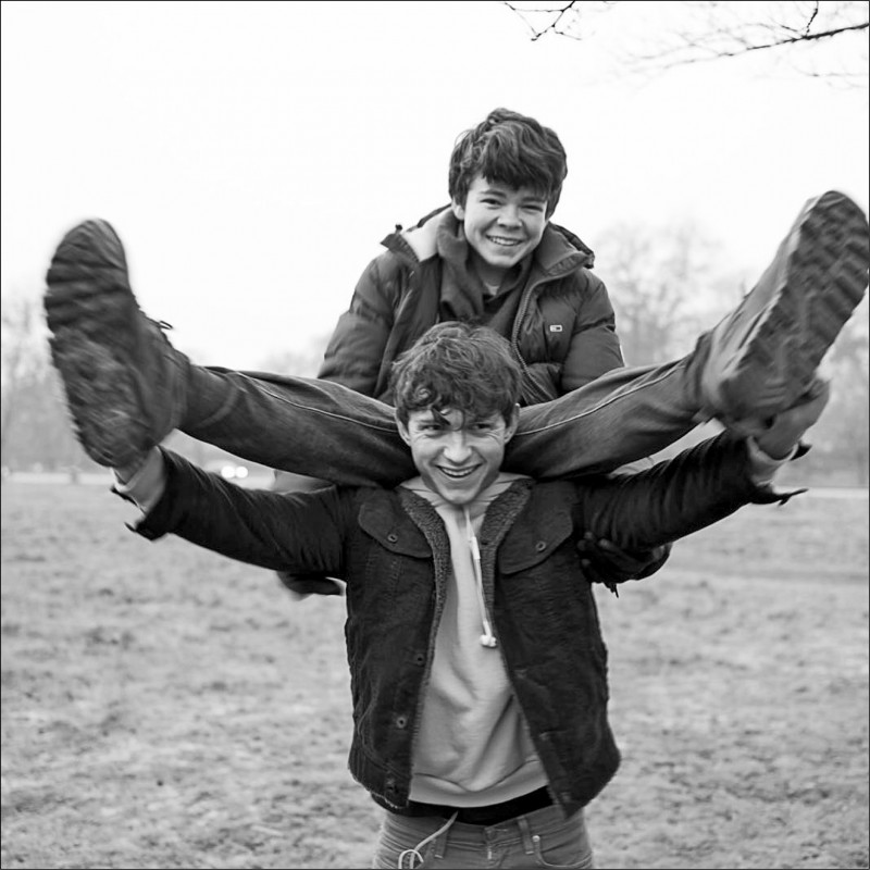 湯姆霍蘭德分享和弟弟的合照，宣布2021年開始了。（翻攝自IG）