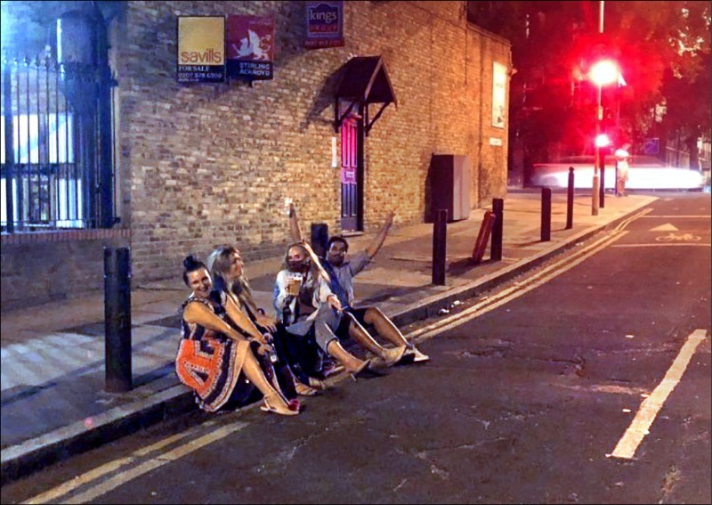 《巨星迎新年》愛黛兒路邊喝酒被抓包   蕾哈娜曬辣照被催出輯