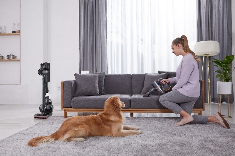 LG A9 K系列WiFi掃拖無線吸塵器，毛髮吸頭可對抗沾在沙發上的寵物掉毛。（記者吳佩樺攝）