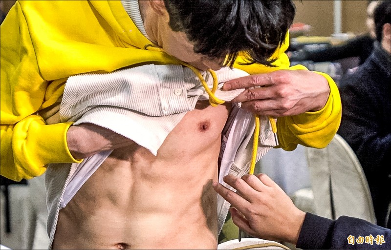 光良在家練出六塊肌受封被歌手耽誤的選手 自由娛樂