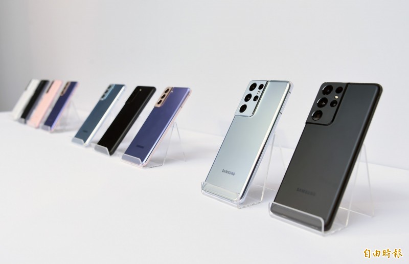 三星S21系列,總共S21、S21+、S21 Ultra三款。(記者胡舜翔攝)
