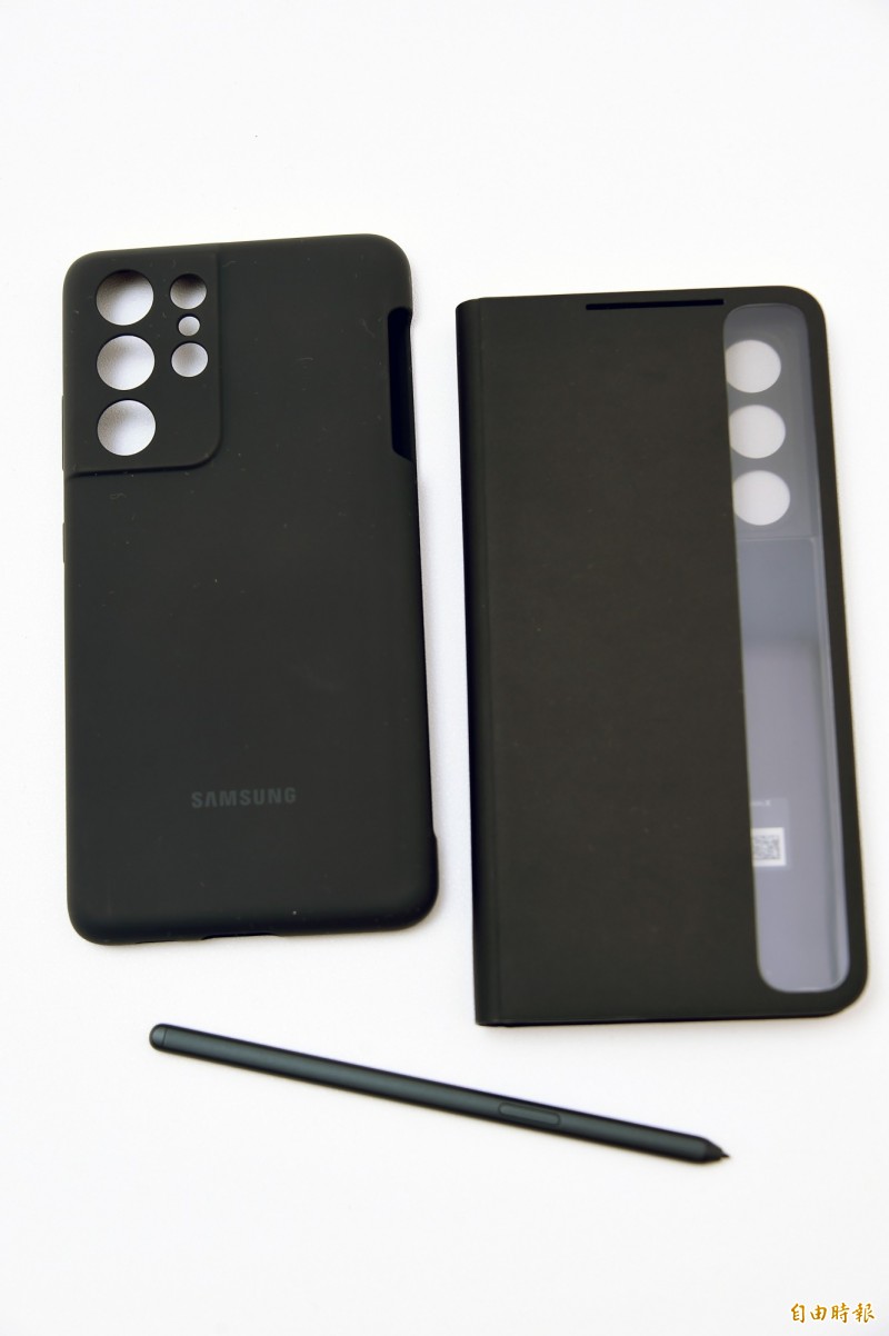 S21 Ultra支援S Pen,透過額外選購的S Pen保護套「升級」,或者手邊有近幾代Note系列的S Pen,也能拿來使用。(記者胡舜翔攝)