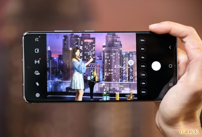 S21 Ultra具備2顆1,000萬畫素遠距鏡頭,各自於3倍、10倍焦段光學變焦使用。(記者胡舜翔攝)