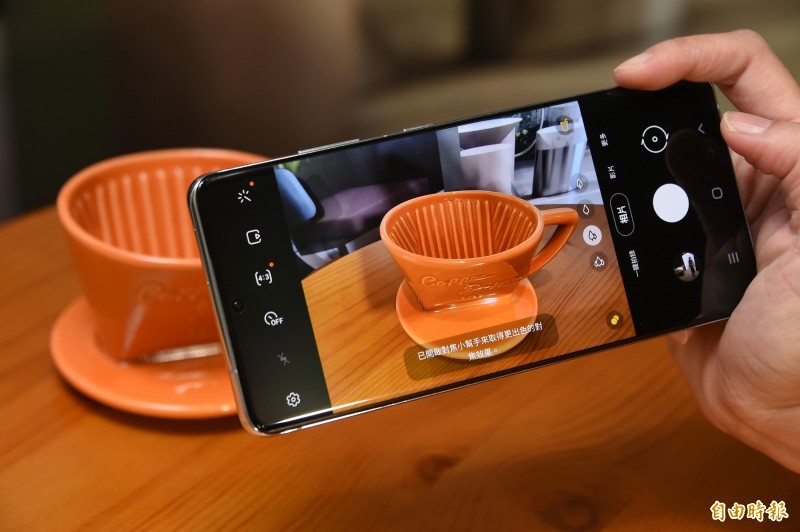 S21 Ultra新增對焦小幫手功能,近拍時能獲得更寬廣的景深效果。(記者胡舜翔攝)