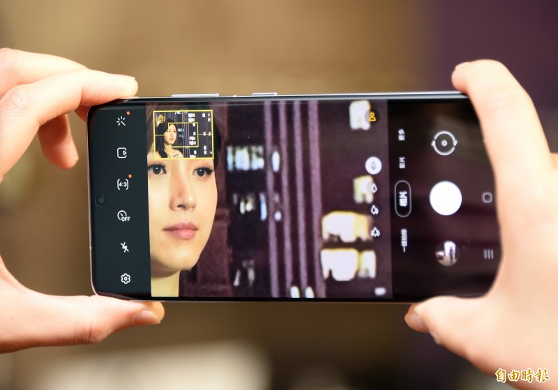 S20系列擁有強大的變焦能力,其中S20 Ultra達100倍變焦,透過AI防手震變焦,提升遠距構圖的穩定度。(記者胡舜翔攝)