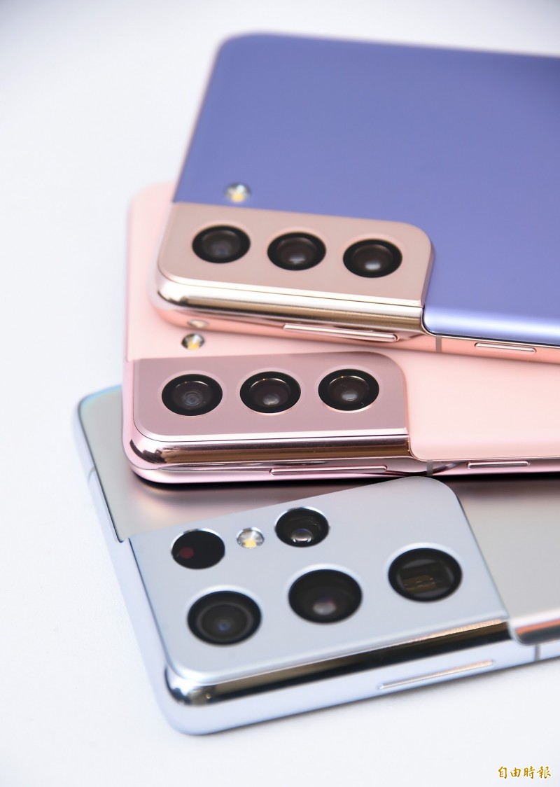 S21系列外型將整個相機模組融合邊框,官方稱為「輪廓切割相機設計」。(記者胡舜翔攝)