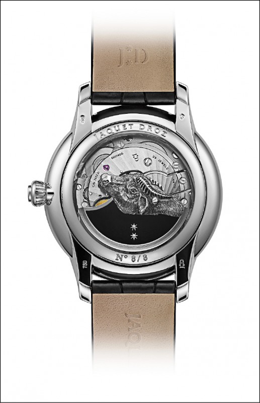 雅克德羅浮雕水牛白金錶款，其機芯自動擺陀在縞瑪瑙背景下以牛頭造型呈現。