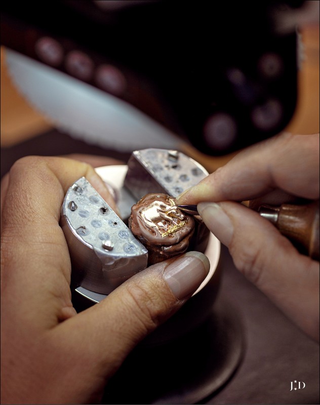 雅克德羅以兩種截然不同的藝術工藝詮釋牛年錶款，其二：浮雕。