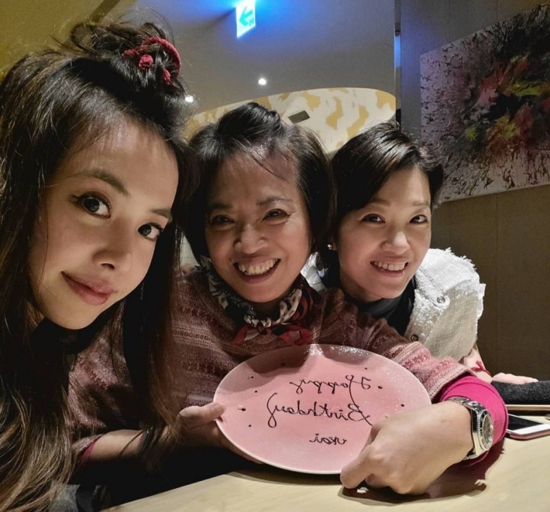 蔡依林（左）與姊姊一起幫蔡媽媽慶生。（翻攝自IG）