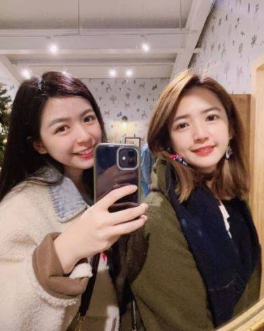 藝人臧芮軒（右）2日在IG曬出與妹妹（左）的合照。（圖翻攝自臧芮軒IG）