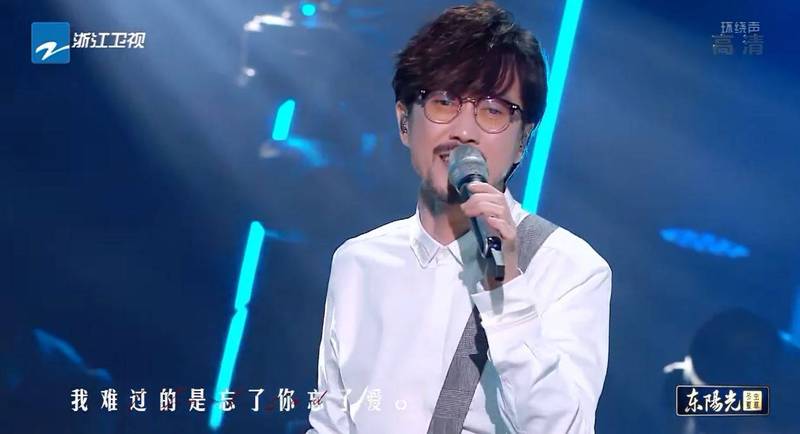 周傳雄日前登上中國音綜《天賜的聲音》獻唱自己為5566創作的偶像劇神曲「我難過」。（翻攝自浙江衛視官方YouTube）