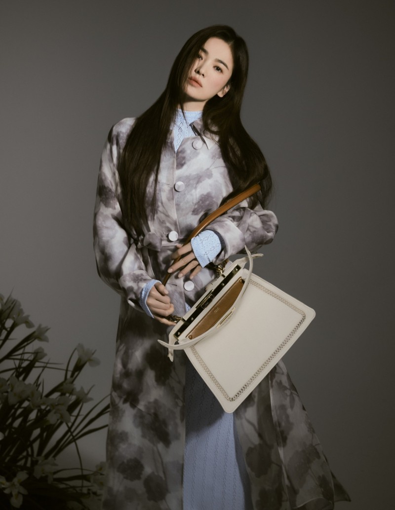 宋慧喬穿Fendi花卉圖案的輕紗風衣及綴有白色刺繡的中型Peekaboo ISeeU包款。（Fendi提供）