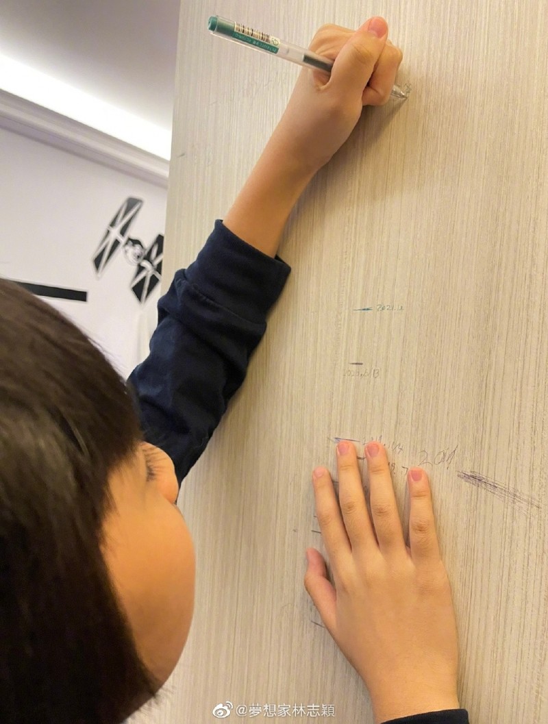 林志穎分享Kimi身高紀錄。（翻攝自微博）