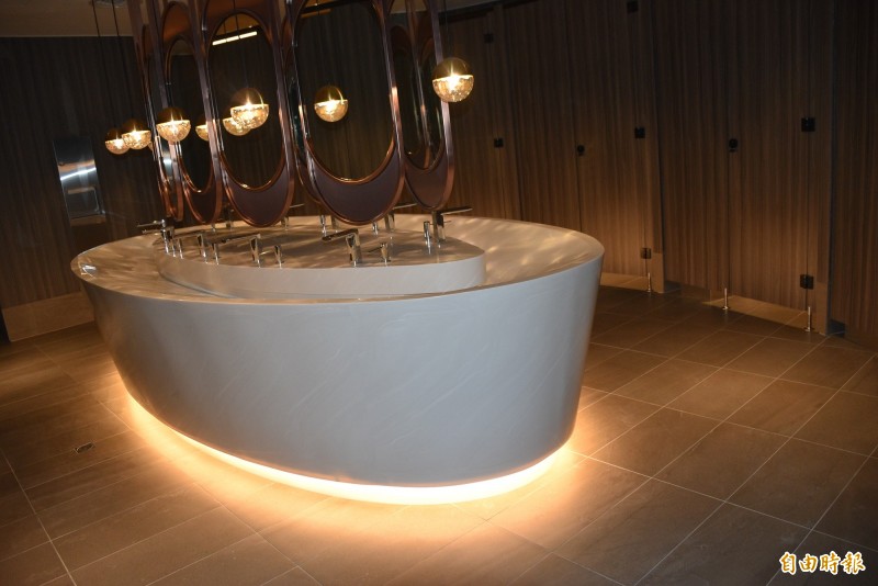 威尼斯影城新造的中島環形洗台。(記者李容萍攝)