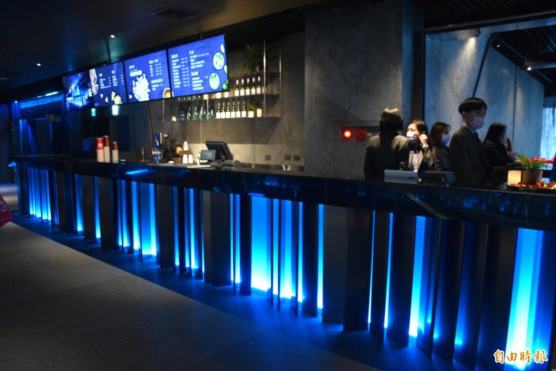 水影大廳讓人眼睛一亮的時尚服務吧台。(記者李容萍攝)