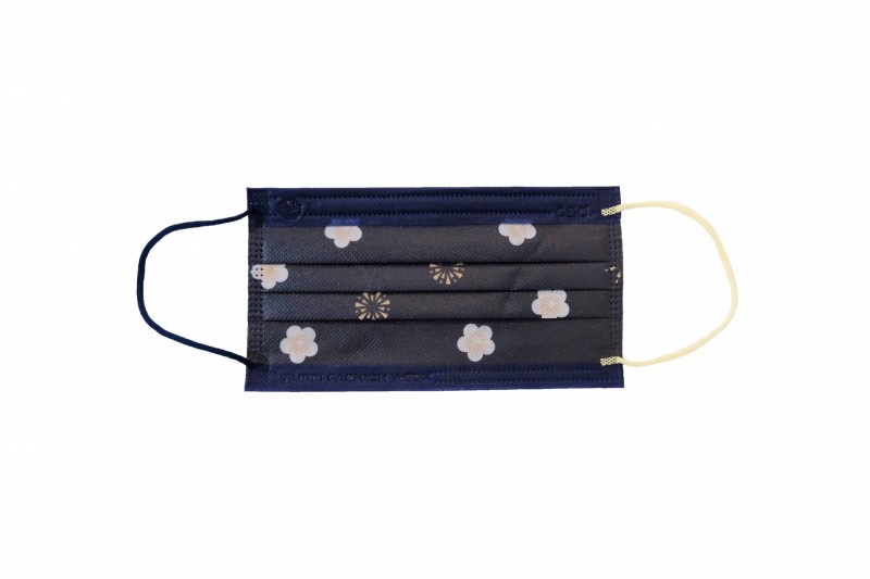 臺北時裝週X CSD中衛限定藝術口罩，梅花。（臺北時裝週提供）