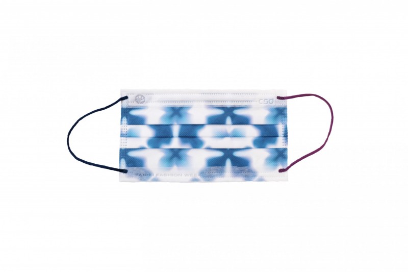臺北時裝週X CSD中衛限定藝術口罩，藍染。（臺北時裝週提供）
