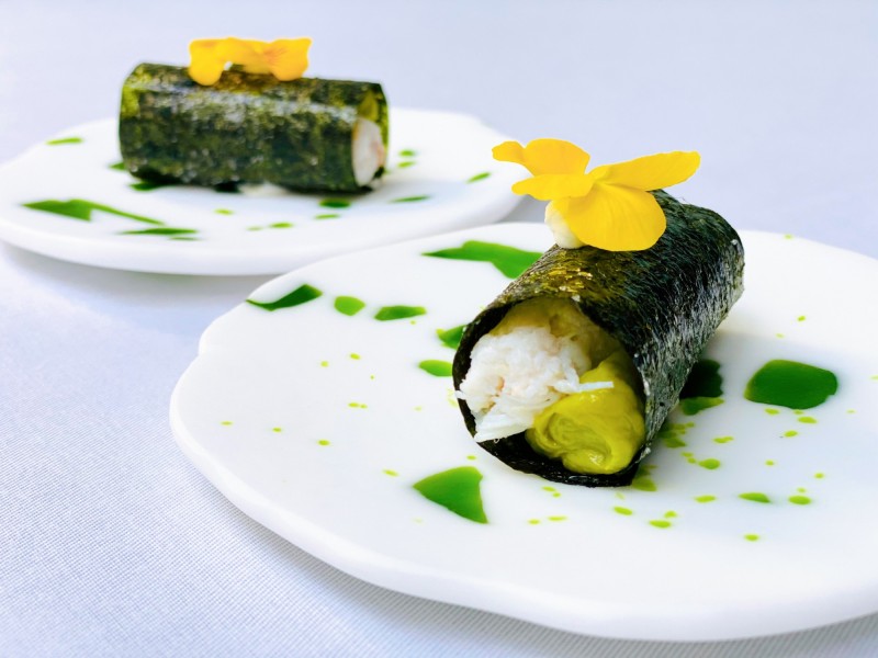 海苔春捲，海苔卷中填入僅以鹽調味的酪梨果泥和大沙公蟹肉，鮮美海味躍然舌上。（鹽之華提供）