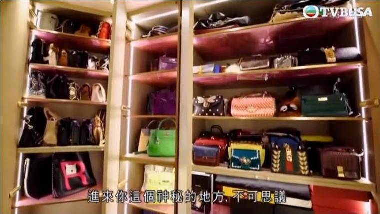 關之琳公開一部分名牌包包。（翻攝自YouTube）