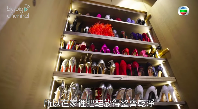 關之琳公開一部分鞋櫃。（翻攝自YouTube）