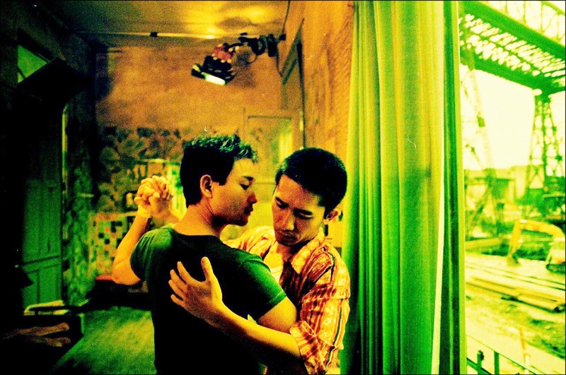 由張國榮（左）和梁朝偉主演的《春光乍洩》，前晚在香港國際電影節重現，還加映神秘短片。（翻攝自臉書）