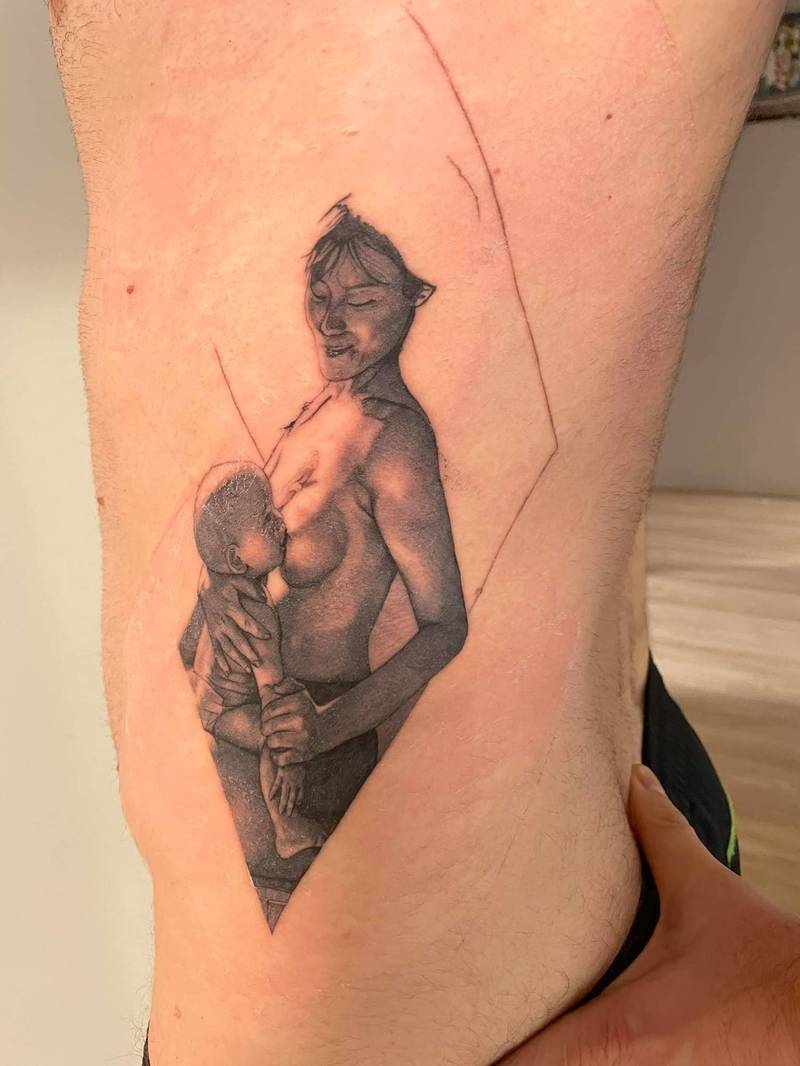 吳鳳將老婆餵奶的樣子刺青在自己側腰。（翻攝自FB 吳鳳 Rifat）